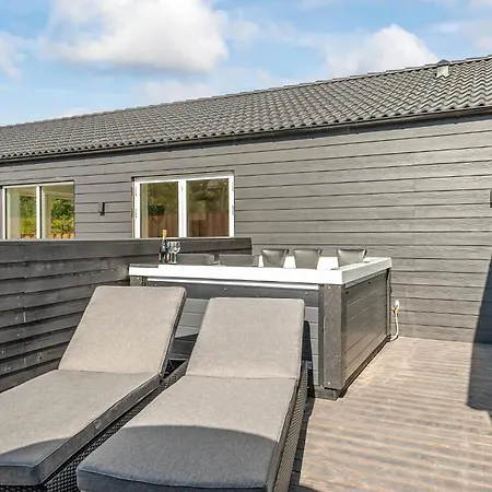 Dom wakacyjny Awesome In With Outdoor Swimming Pool